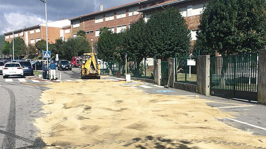 El vertido afectó a una zona de parking y a la PO-352. // Fdv