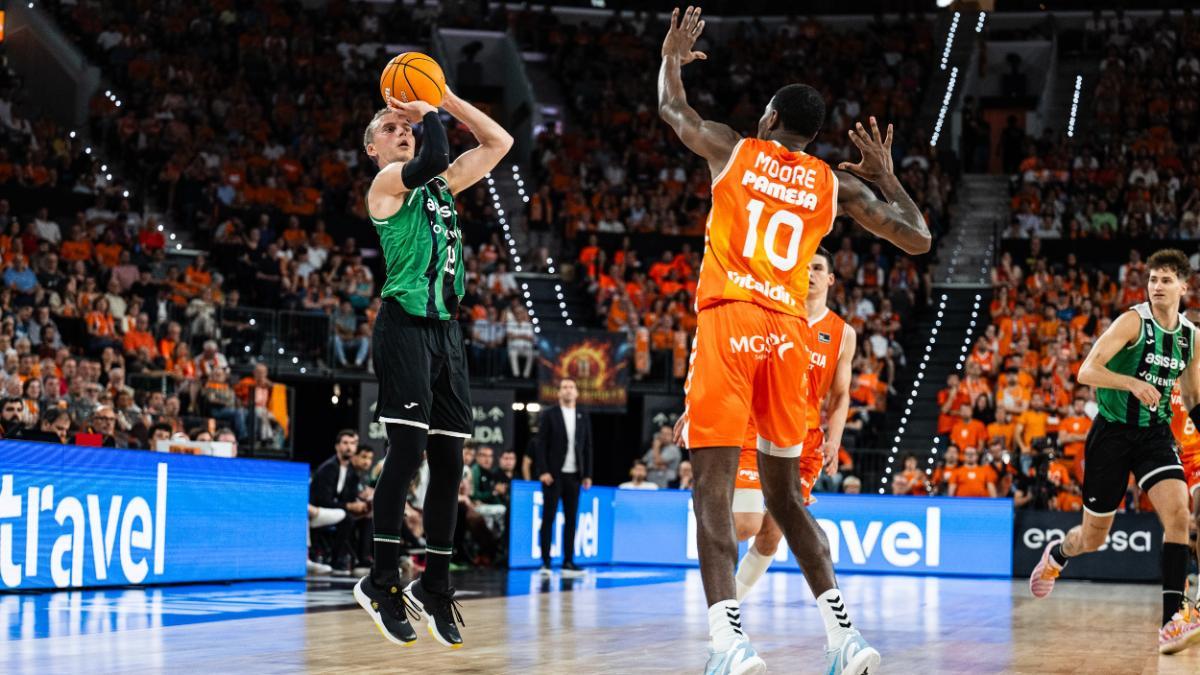 Hakanson anotó cuatro triples de seis lanzamientos