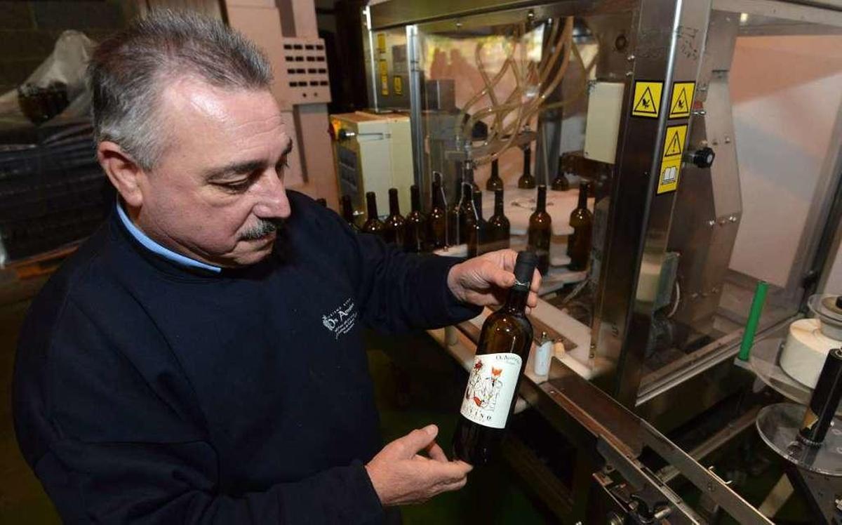 Guillermo Martínez muestra la primera botella etiquetada bajo el sello de la nueva IXP. // Gustavo Santos