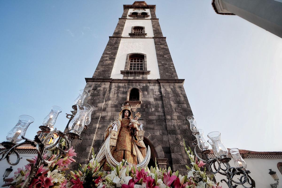 Procesión marítimo-terrestre de la Virgen del Carmen en Santa Cruz