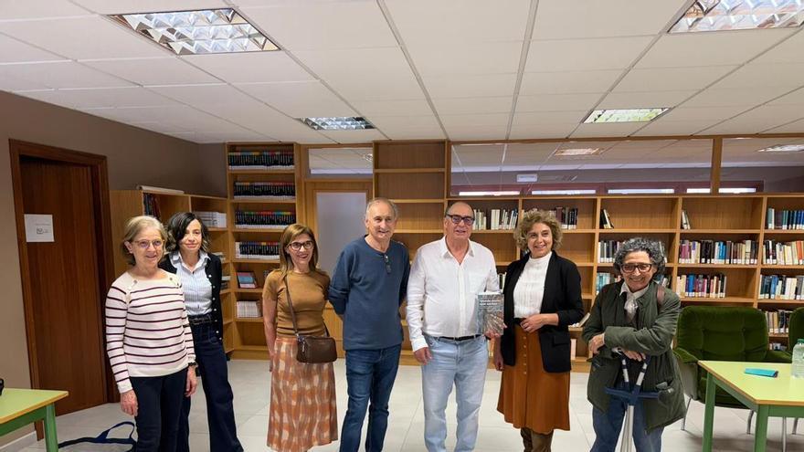 Xosé Manuel del Caño presenta 'Queda moito que sachar', un libro sobre escritores e literatura «en tempos heroicos»