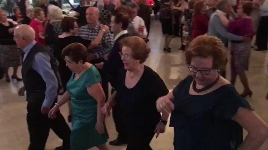 Baile en el adelanto de fin de año organizado por la sala Bailongo