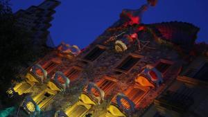 La Casa Batlló iluminada con la bandera gay, durante los ensayos del martes por la noche.
