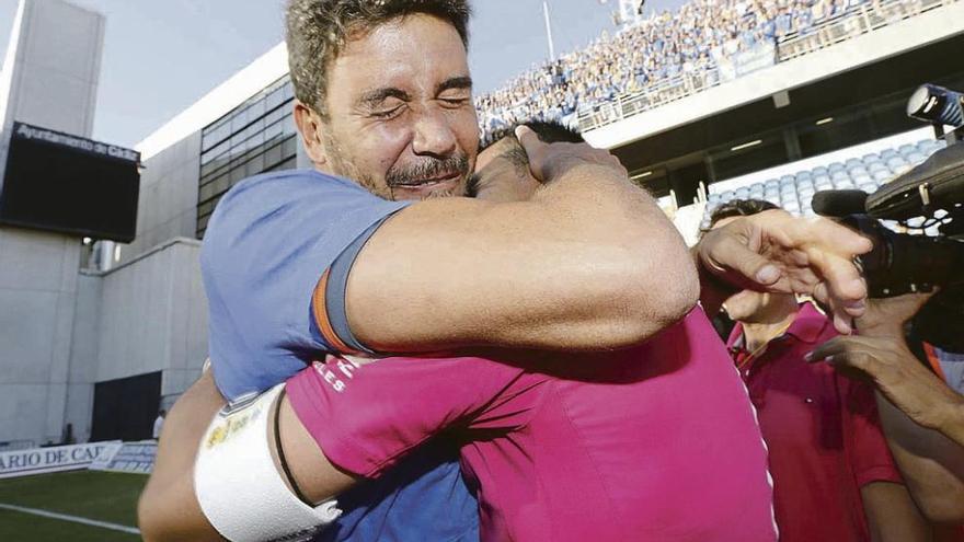 Arturo Elías se funde en un abrazo con Esteban.