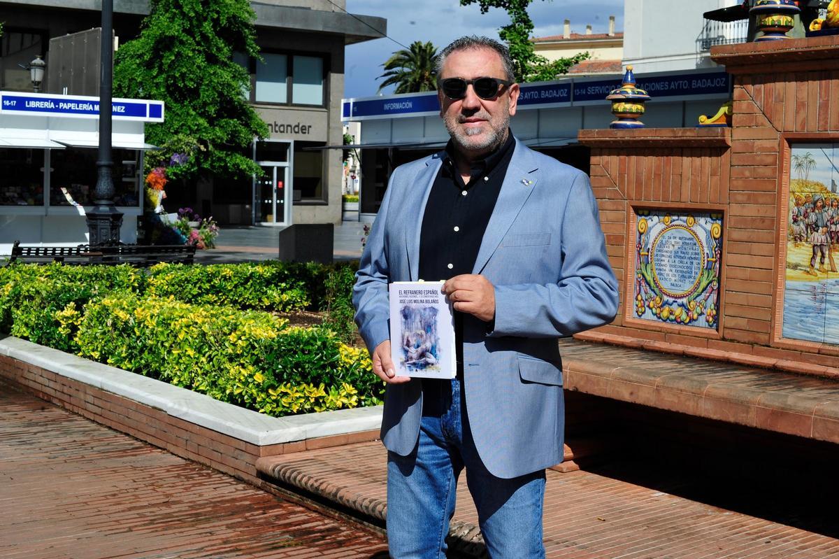 José Luis Molina Bolaños, en el paseo de San Francisco, con su libro.