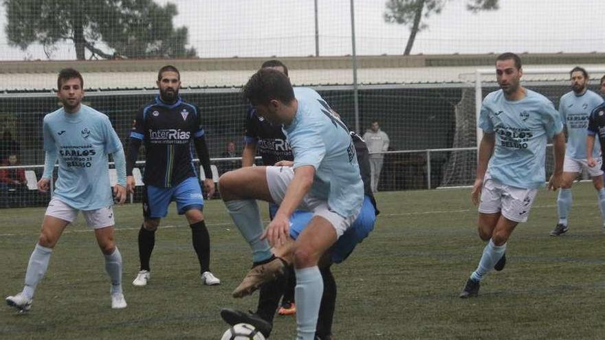 Un futbolista del Beluso y uno del Villalonga pugnan por un balón el pasado domingo. // Santos Álvarez