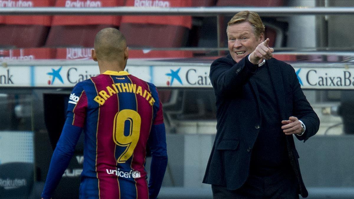 Barcelona  19 12 2020   Deportes         Koeman habla con Braithwaite  durante el partido de liga entre el FC Barcelona y el Valencia    Fotografia de Jordi Cotrina