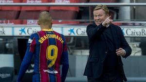 Koeman da instrucciones a Braithwaite en el Barça-Valencia, disputado en el Camp Nou.