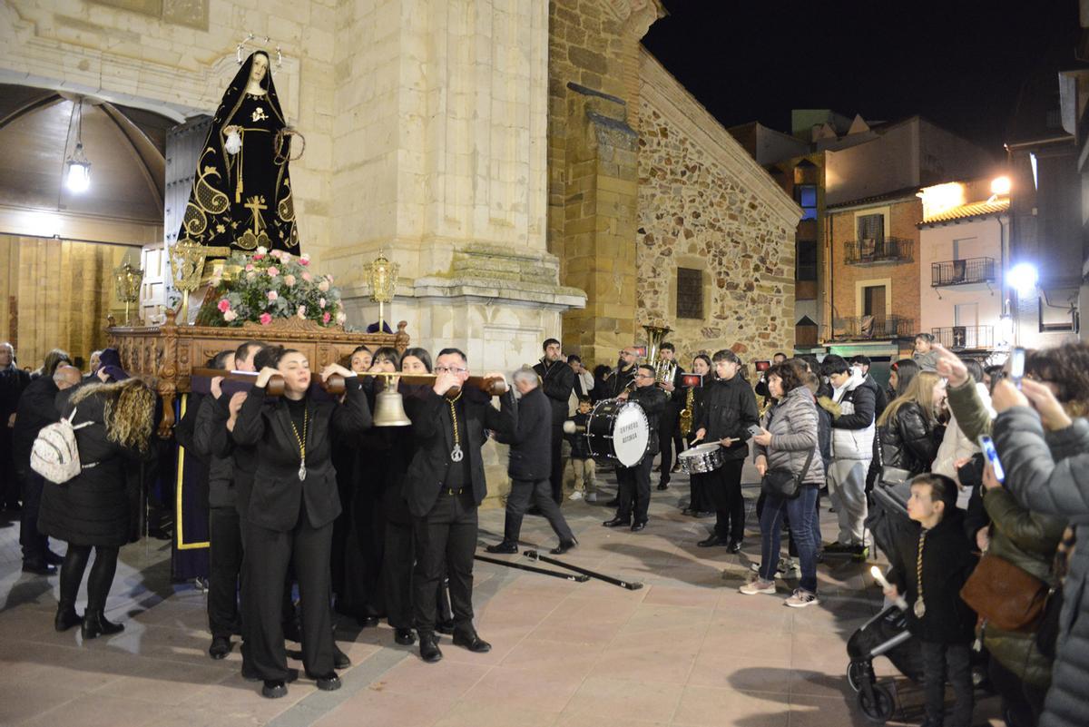 La banda maragata Orpheus ha interpretado el himno nacional a la salida de la imagen del templo.