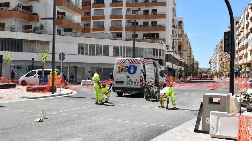 Varios operarios trabajaban ayer en la instalación de la señalización horizontal de un tramo de la avenida. | AE/C.NAVARRO