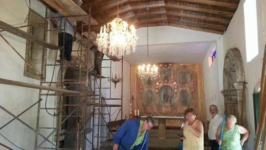 Matalobos cambia el artesonado de su iglesia parroquial