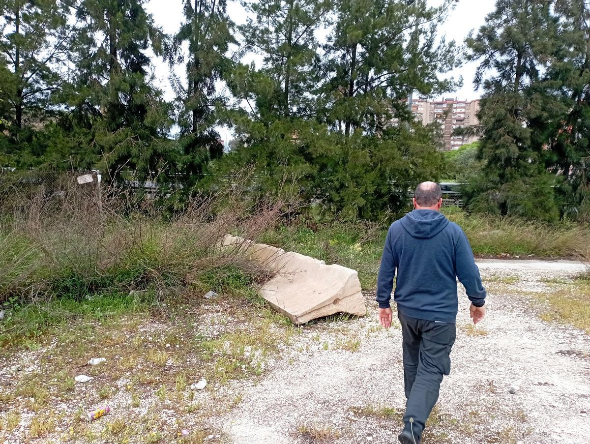 En la parcela cedida a la Junta todavía hay restos de obra de hace unos doce años