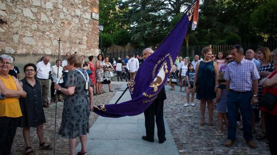 Decenas de personas aguardan el inicio de la procesión.