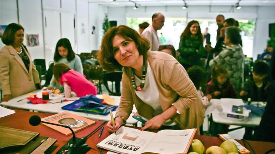 Los personajes femeninos llenan la Feria del Libro de Cáceres