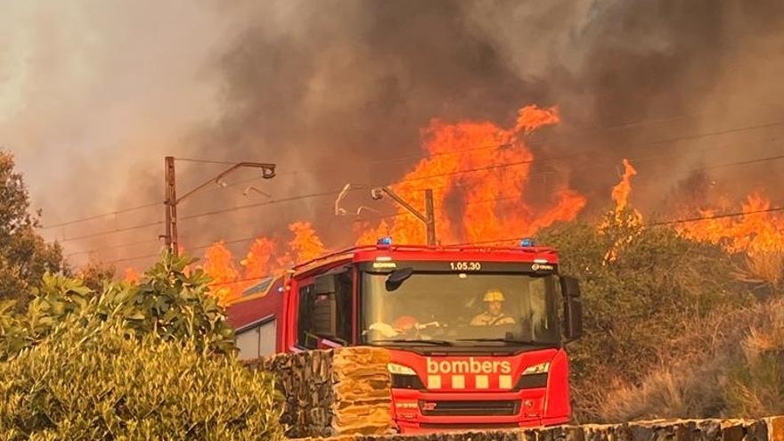 La tramuntana afluixa i ajuda en els treballs d&#039;extinció del foc de Portbou, que ja ha calcinat 570 hectàrees