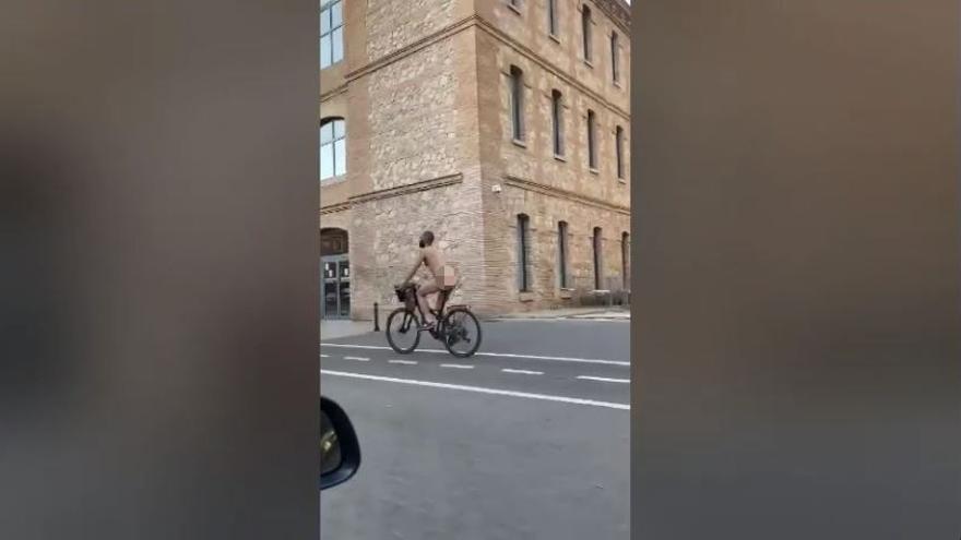 Un ciclista circula desnudo por el carril bici de València