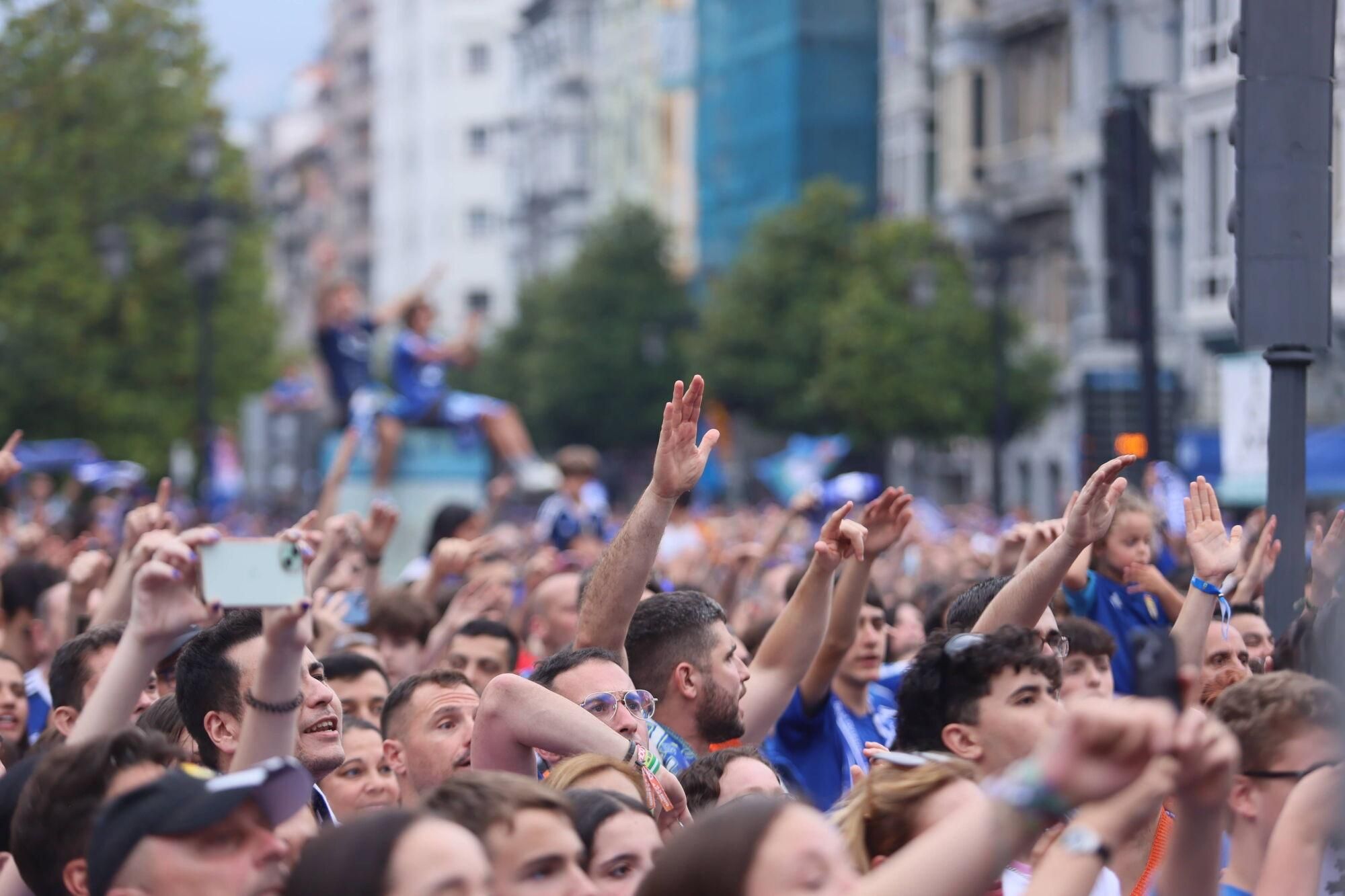 Locura azul en las calles de Oviedo para celebrar el ascenso del equipo a Primera División