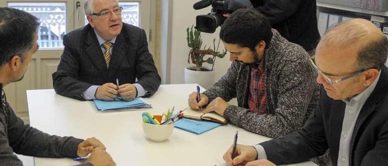 José Cudeiro (centro), en una reunión sobre el plan. // Brais Lorenzo