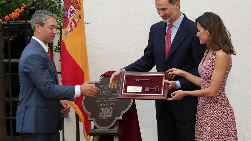 Ron Nirenberg entrega las &quot;Llaves de las Misiones&quot; a don Felipe y doña Letizia.