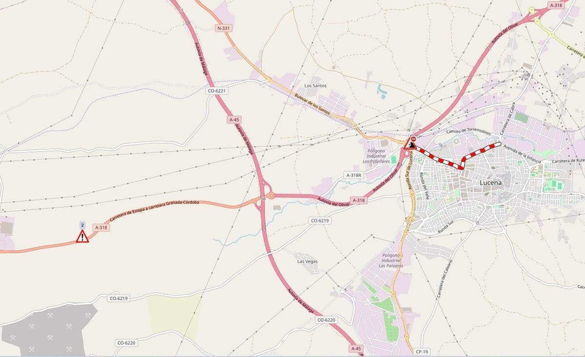 A la izquierda, un triángulo con la señal de peligro indica el lugar donde se ha registrado el accidente, en el mapa de incidencias de la DGT en internet.