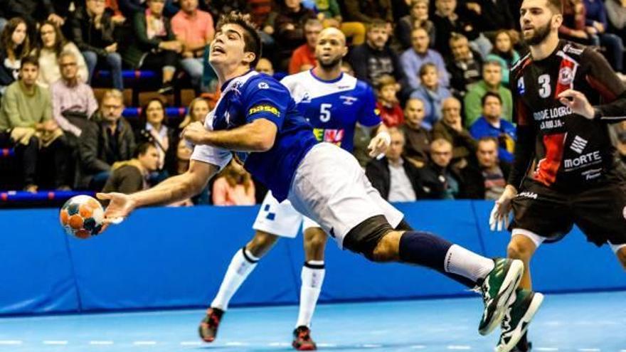 Un jugador del BM Benidorm pierde el balón durante un encuentro de la actual temporada.