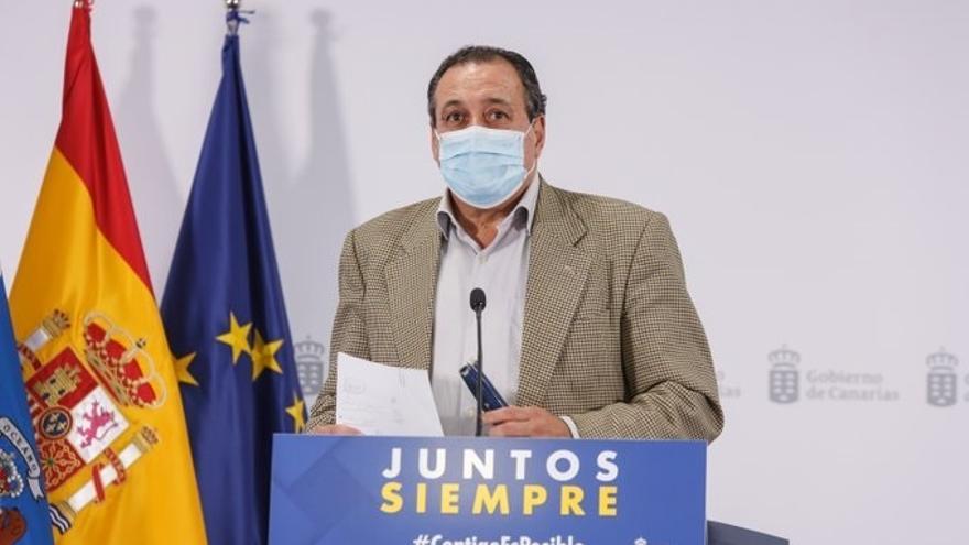 The Minister of Health of the Government of the Canary Islands, Blas Trujillo, appears at a press conference.