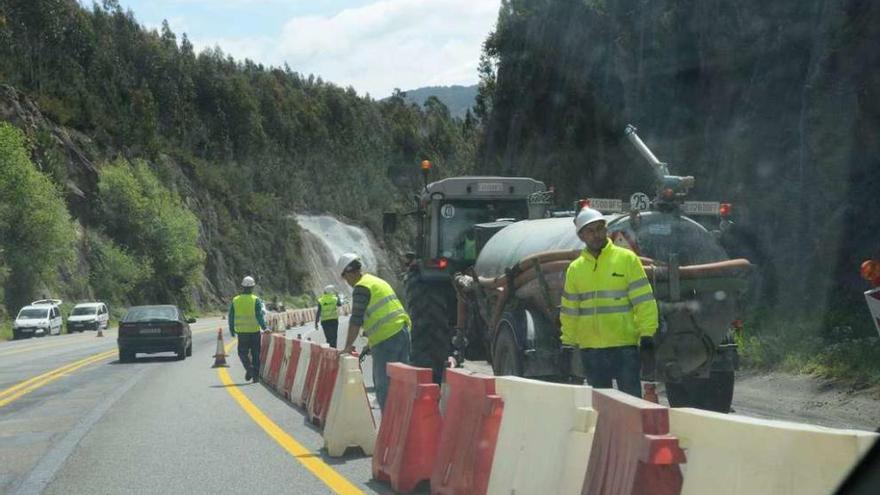 El carril cortado, separado del resto de la calzada. // Gonzalo Núñez