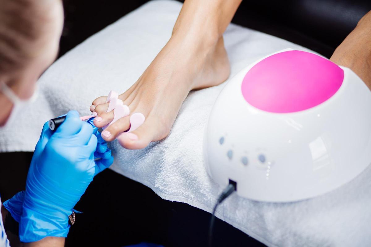 La pedicura rusa, bajo la lupa de los podólogos: retirar la cutícula puede comprometer la salud de los pies