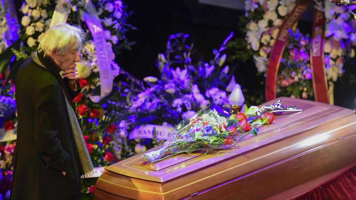 José Sacristán en la capilla ardiente de la actriz y cantante Concha Velasco en el Teatro de La Latina