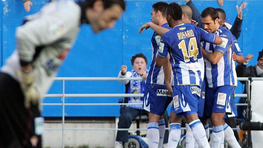 Los jugadores del Málaga celebran el gol de Lolo que daría la victoria a su equipo ante el Sporting de Gijón.