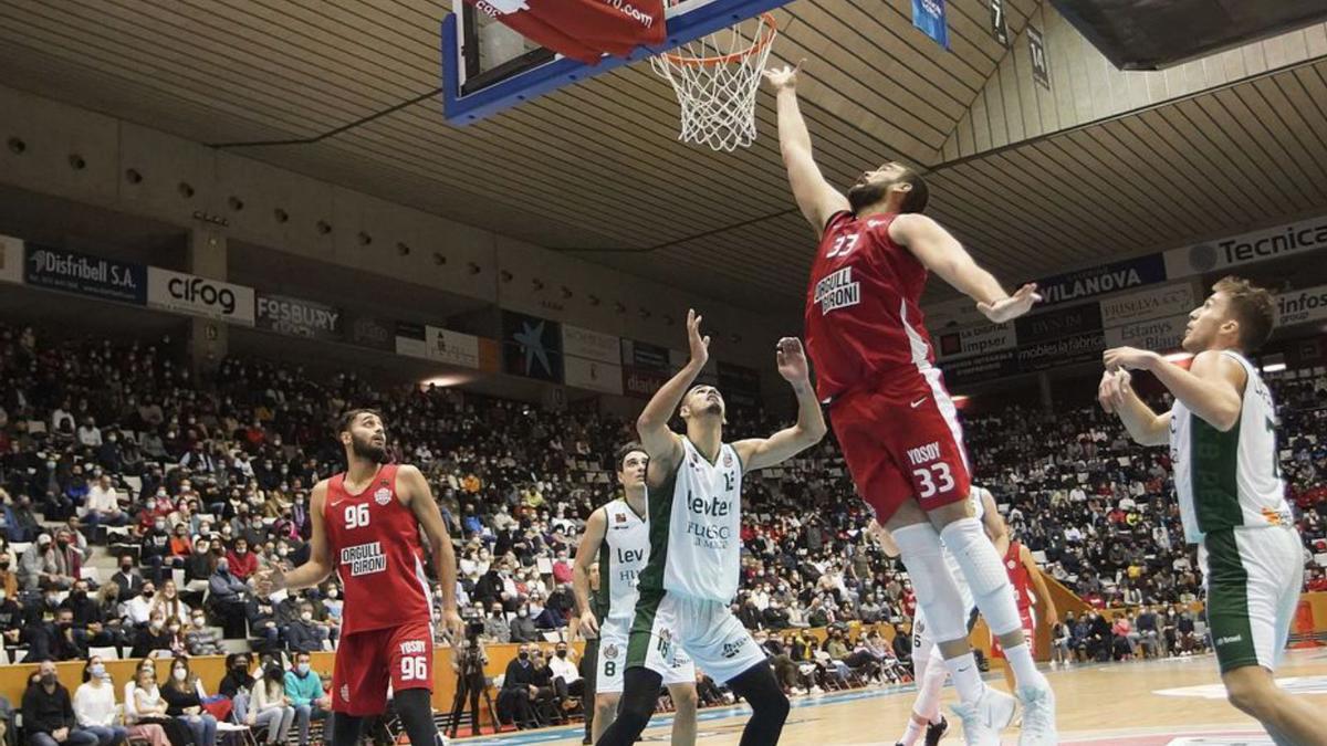 Marc Gasol salta durant el Bàsquet Girona-Osca a Fontajau