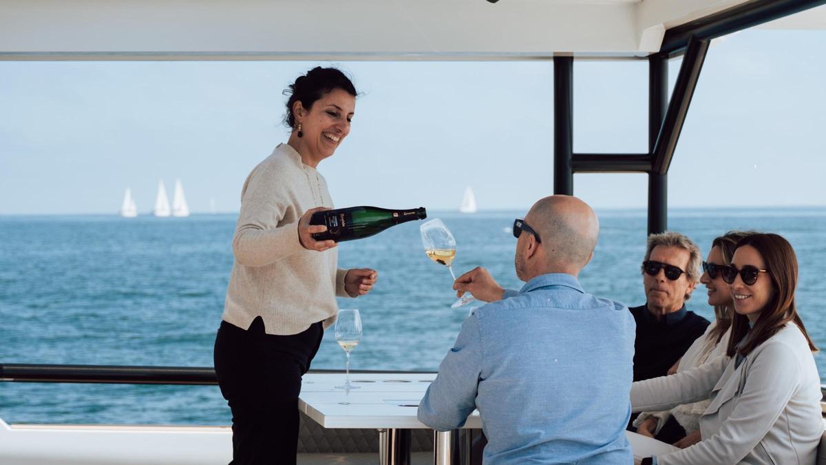 Un momento de la experiencia 'Sabores del mar y la tierra', donde se catan corpinnats de Recaredo y vinos tranquilos Celler Credo a bordo de yate de De Antonio Yachts.