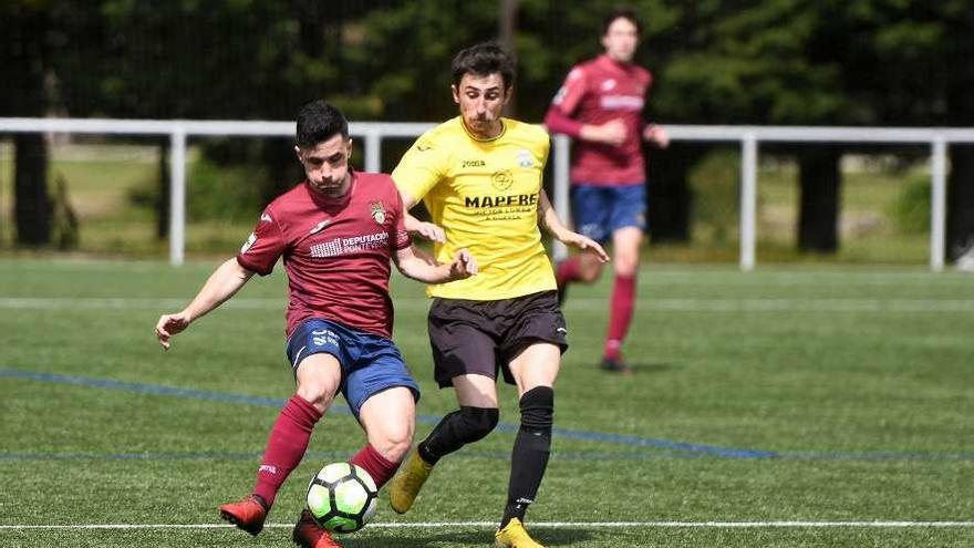 Un jugador del Sporting Guardés presiona a un rival durante un encuentro de Liga. // Gustavo Santos