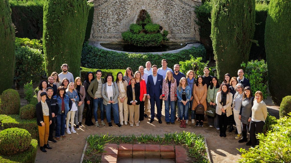 Foto de familia del III Foro de Diálogo con Servicios Sociales de Aigües de Barcelona.