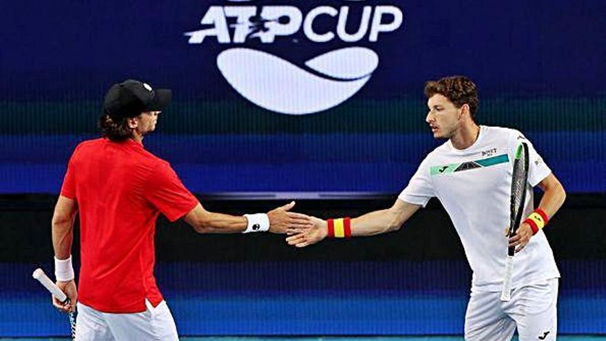 Feliciano López y Pablo Carreño se saludan tras lograr un punto en el partido de dobles.