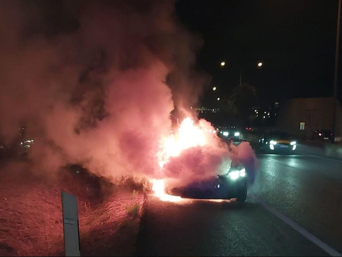 Arde un vehículo cerca del túnel de Sant Rafel