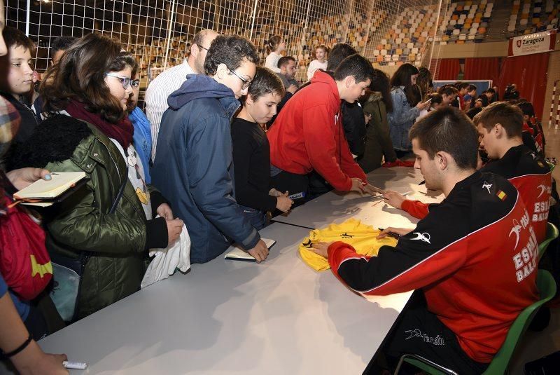 Firma de autógrafos de la selección española de balonmano