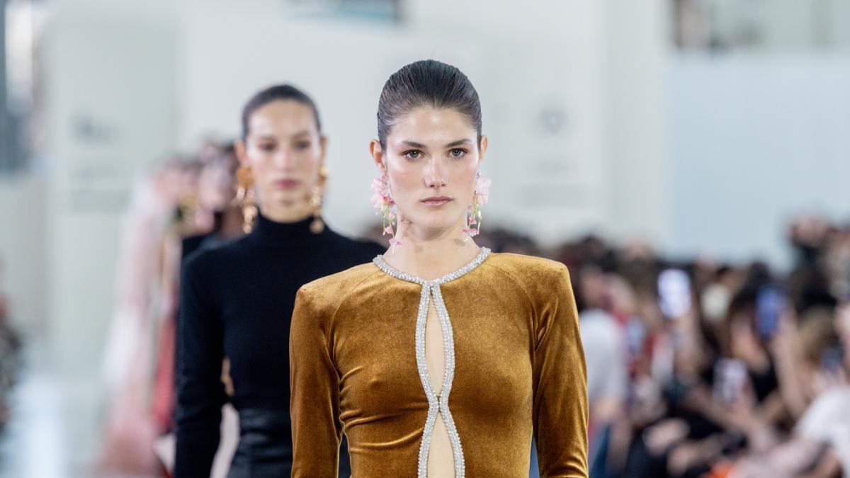 Claro Couture défile sur les podiums de Madrid avec GÉNESIS : la collection qui remet l'artisanat au centre et redéfinit l'élégance féminine contemporaine