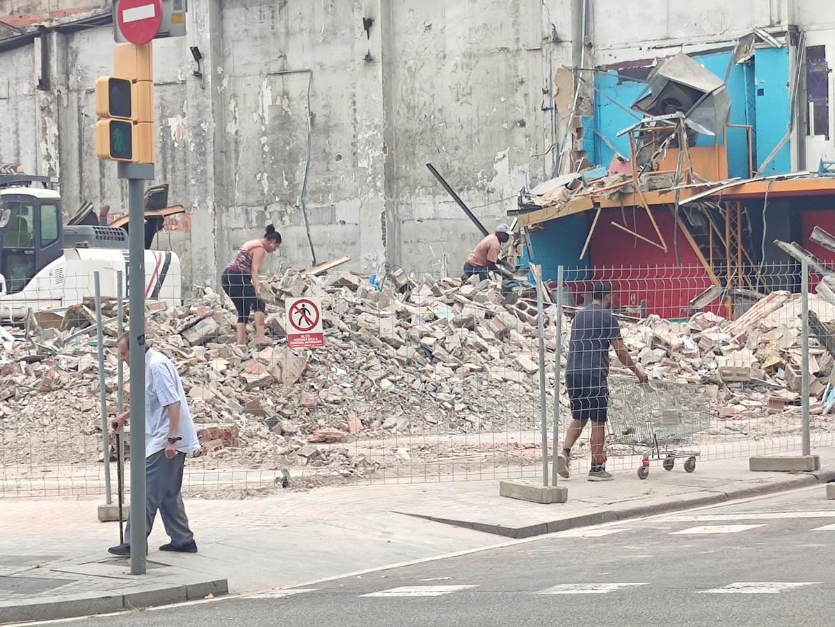 Chatarreros rebuscan entre los escombros de la antigua discoteca Brisas de  Barcelona