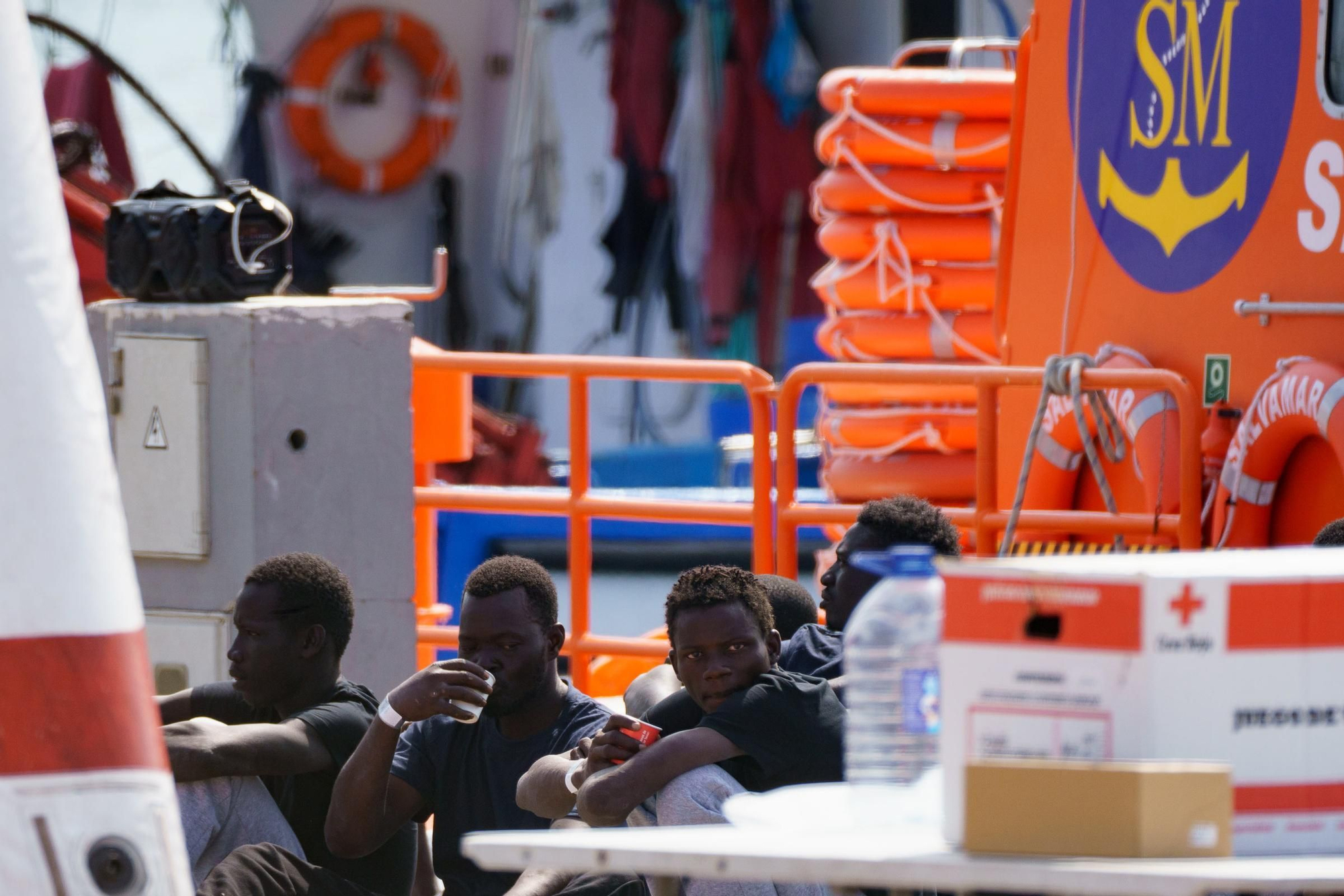 A cayuco arrives this Sunday in Tenerife with 65 people, one of them deceased