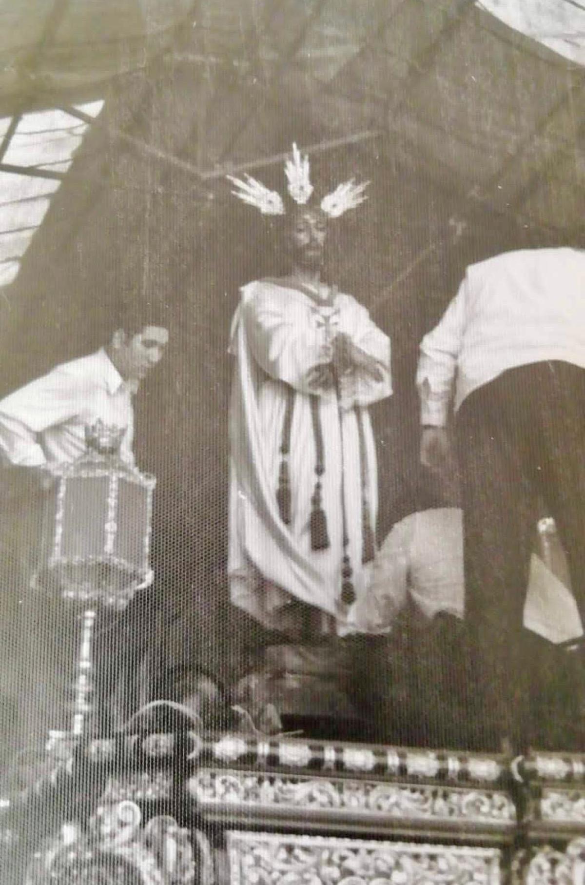 José Luis Palomo, junto al Cautivo, encima del trono en el tinglao de la calle San Quintín.