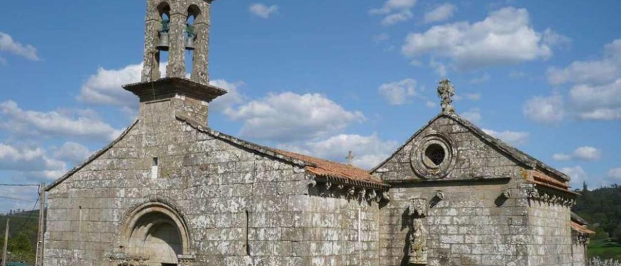 La iglesia románica y la capilla gótica, en la que se contempla la imagen de la Virgen de la Leche.