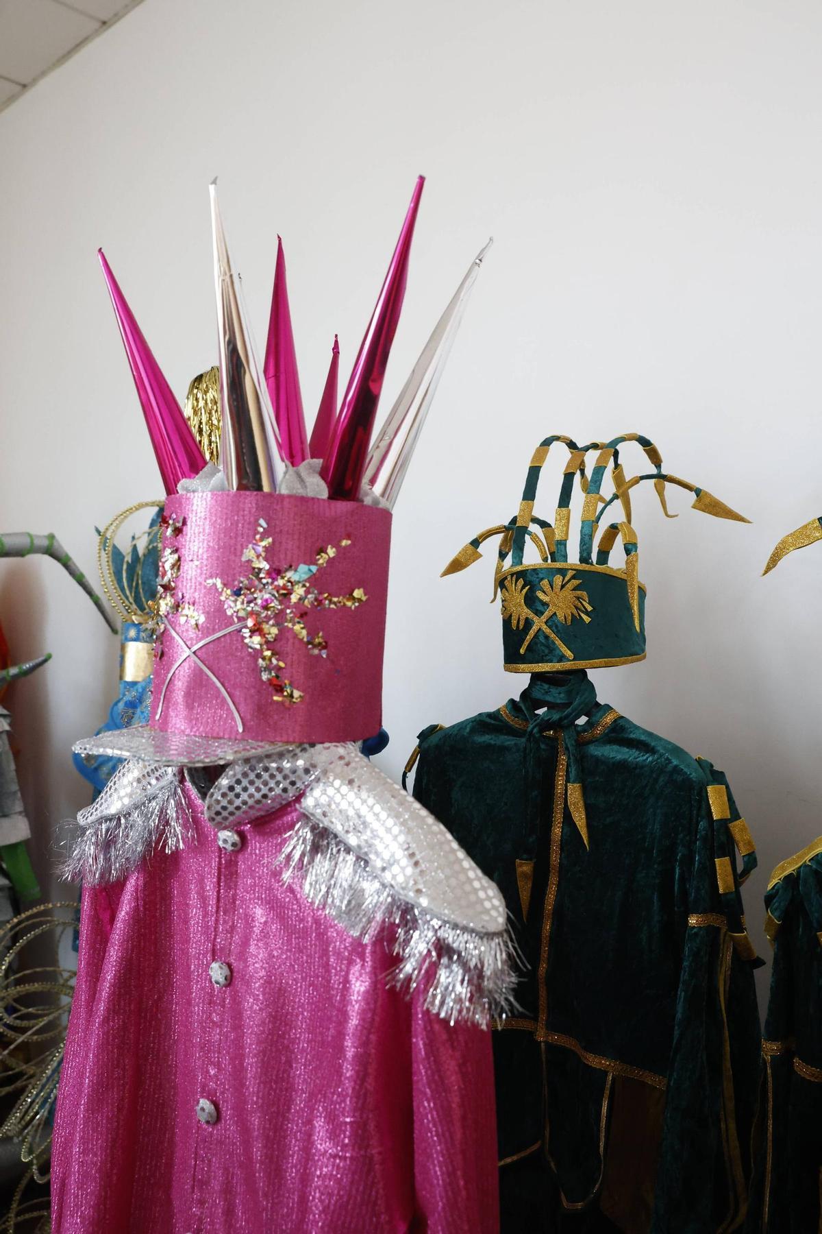 Los preparativos de la exposición de la charanga gijonesa "Los Restallones" por sus 25 años, en imágenes