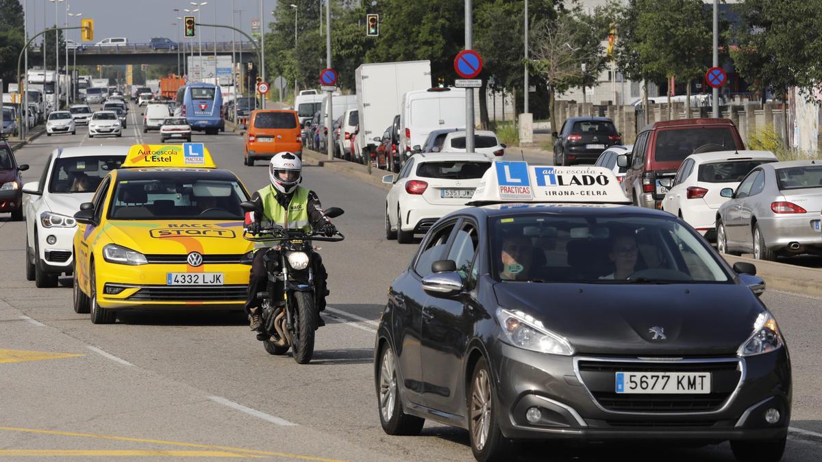 Vehicles d’autoescola circulant per la carretera Santa Coloma de Girona en una foto recent.