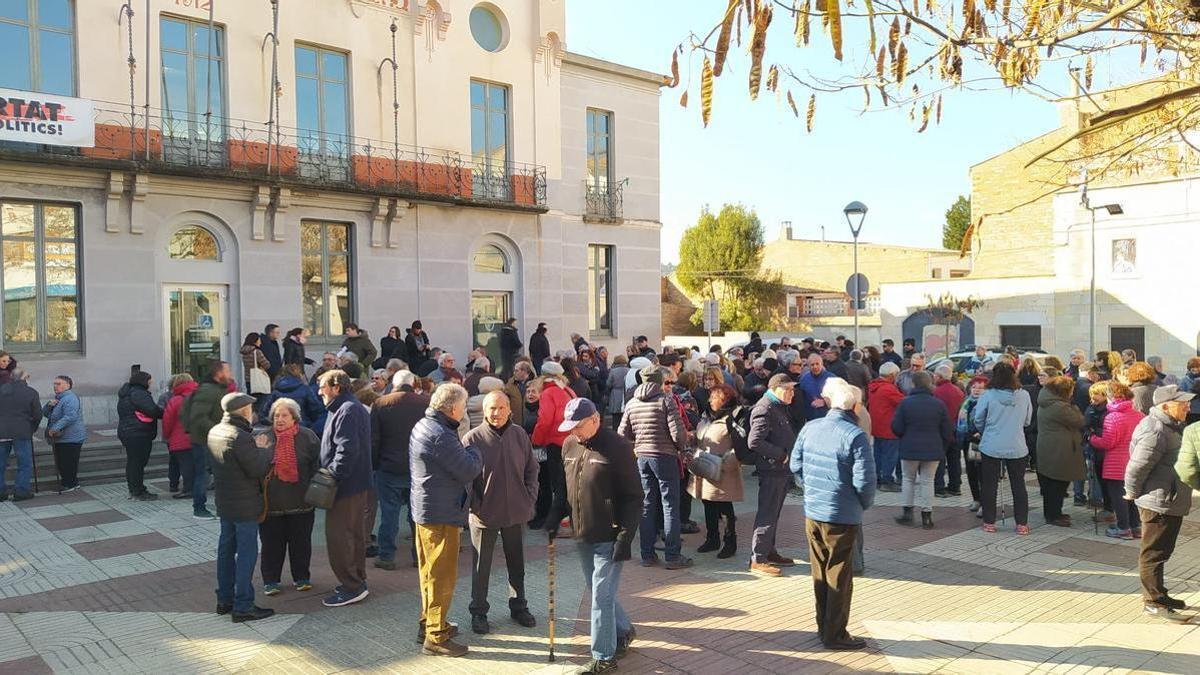 Concentració a la plaça de l'ajuntament de Navarcles per la mort de dues persones atropellades