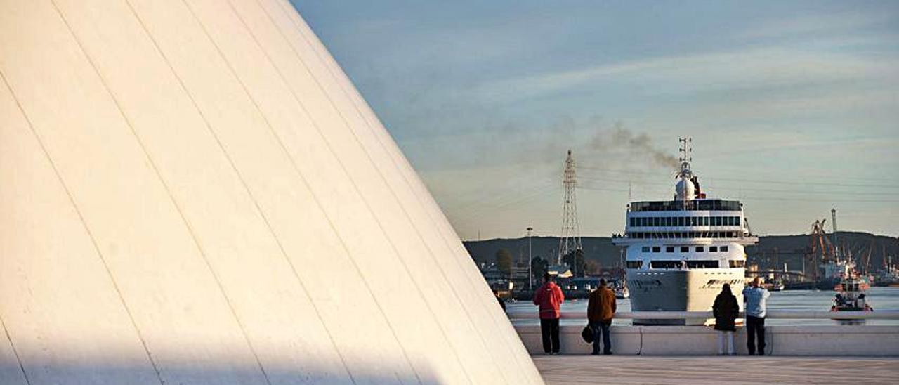 El crucero “Braemar”, entrando en el puerto de Avilés.