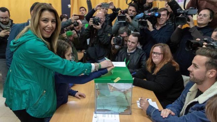 Susana Díaz vota acompañada de su sobrina