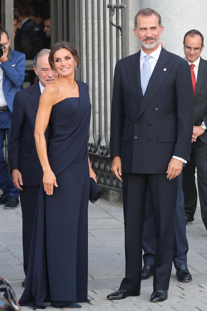 La reina Letizia con mono de Pedro del Hierro en la inauguración de la temporada 2018 en el Teatro Real de Madrid