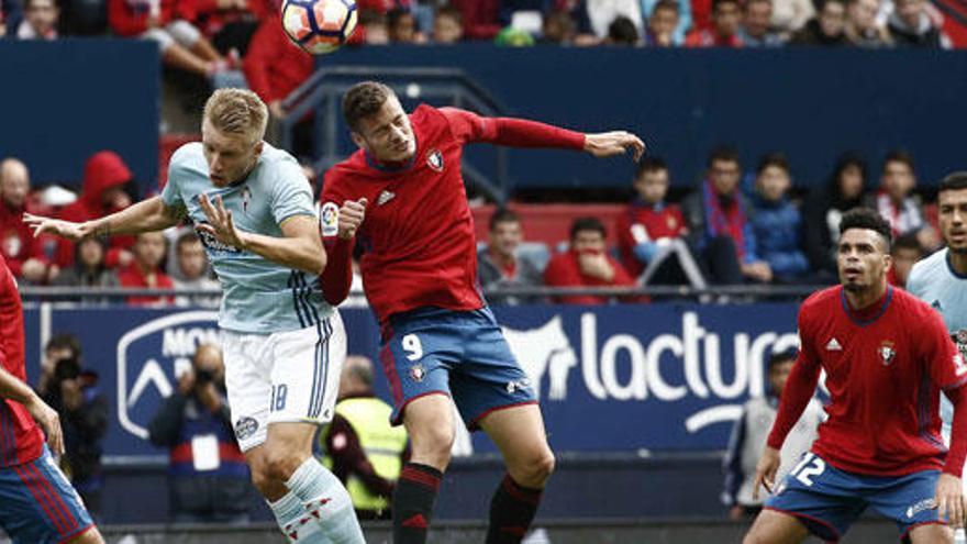 Oriol Riera, de Osasuna, disputa el esférico con Wass.