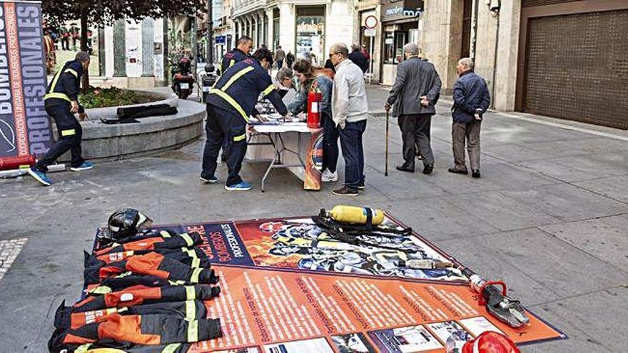 Bomberos del Ayuntamiento y del Consorcio Provincial recogen firmas para la equiparación nacional en plena plaza de Sagasta de la capital.